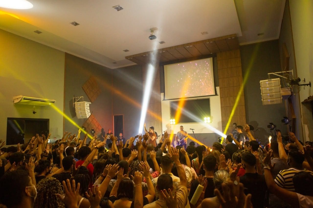 Templo da Igreja Batista Todos os Povos durante um culto de celebração